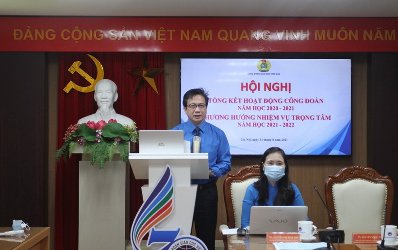 Ông Nguyễn Ngọc Ân và bà Nguyễn Thị Bích Hợp - Phó Chủ tịch Công đoàn Giáo dục Việt Nam chủ trì hội nghị tại điểm cầu Hà Nội
