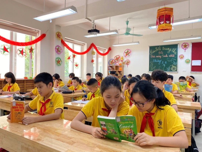 Học sinh Trường THCS Nguyễn Du (Quận Hoàn Kiếm, Hà Nội) đọc sách trong tiết học thư viện