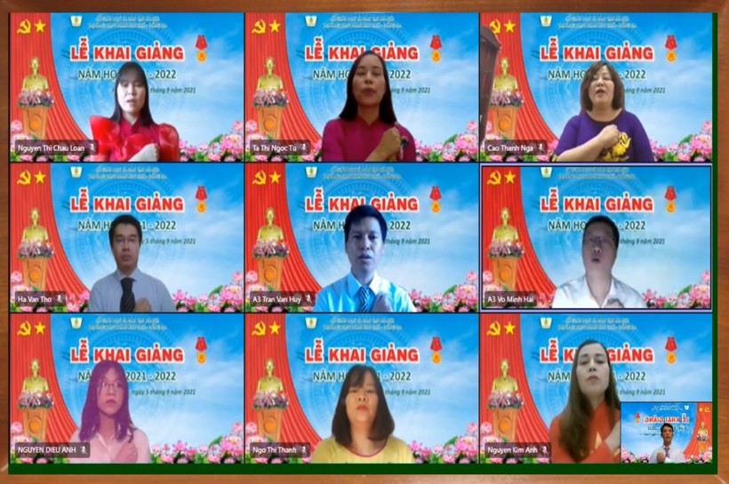 Giáo viên và học sinh Trường THPT Phan Huy Chú tập hát Quốc ca.