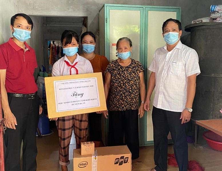 Đại diện Sở GD&ĐT Hà Nội tặng máy tính cho học sinh huyện Ba Vì học trực tuyến.