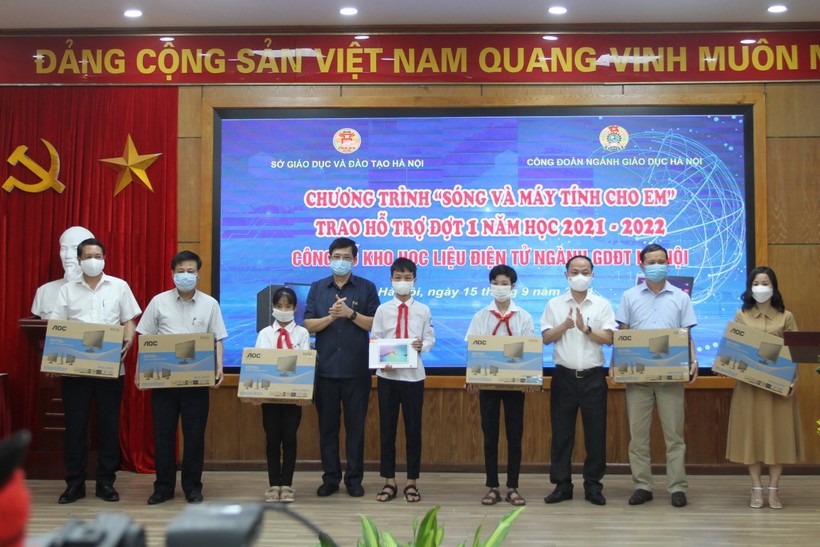 Lãnh đạo Sở GD&ĐT Hà Nội trao tặng máy tính cho học sinh có hoàn cảnh khó khăn