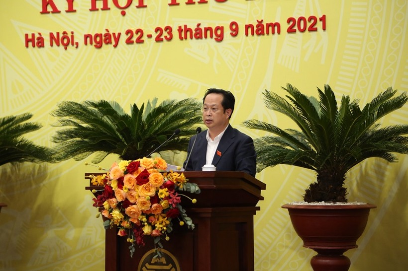 Giám đốc Sở GD&T Hà Nội Trần Thế Cương trình bày Tờ trình của UBND TP Hà Nội.