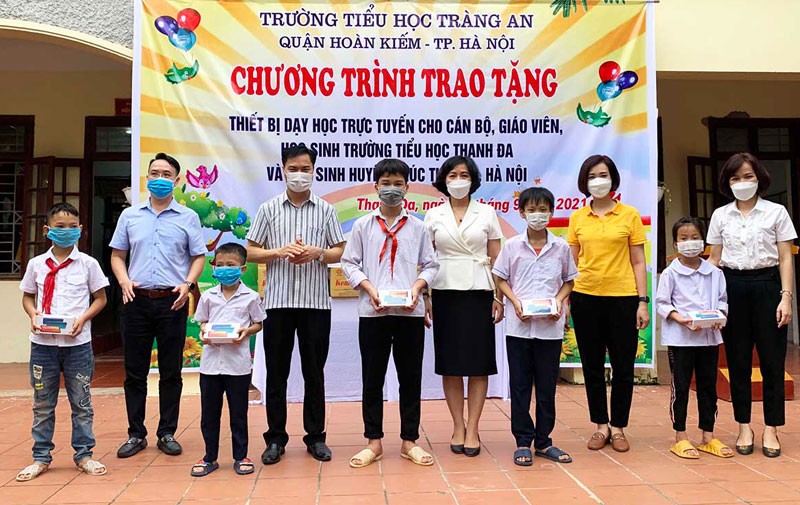 Trường Tiểu học Tràng An (quận Hoàn Kiếm) trao tặng thiết bị dạy học trực tuyến cho học sinh huyện Phúc Thọ.