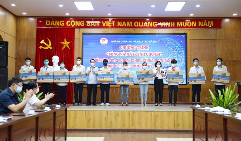 Lãnh đạo Sở GD&ĐT Hà Nội trao quà hỗ trợ đợt 2 năm học 2021-2022 cho 40 em học sinh có hoàn cảnh khó khăn.