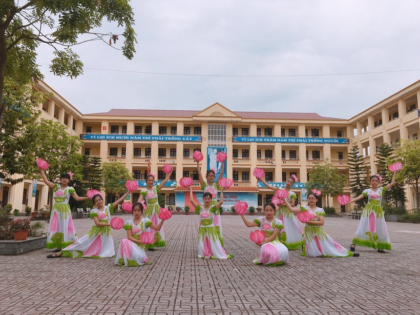 Học sinh Trường THCS Trần Phú biểu diễn văn nghệ chào mừng ngày Nhà giáo Việt Nam. (Ảnh chụp trước dịch Covid-19 bùng phát tại Hà Nội)