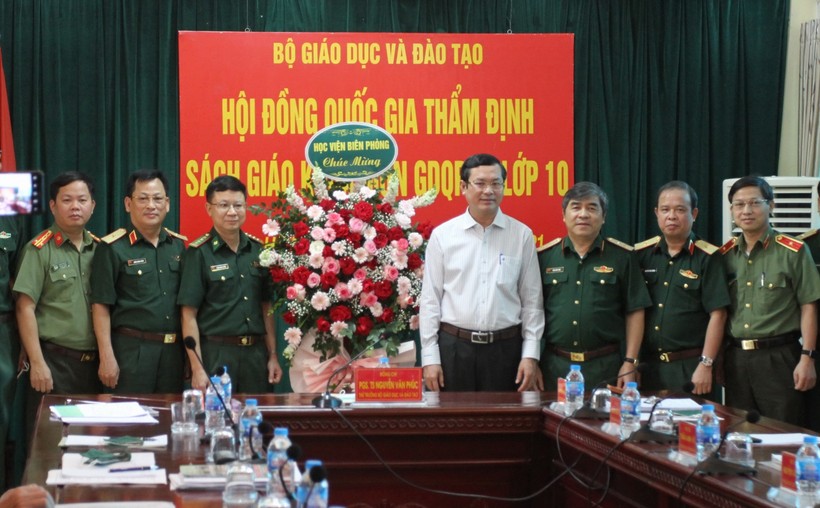 Thứ trưởng Nguyễn Văn Phúc chụp ảnh lưu niệm cùng các thành viên Hội đồng