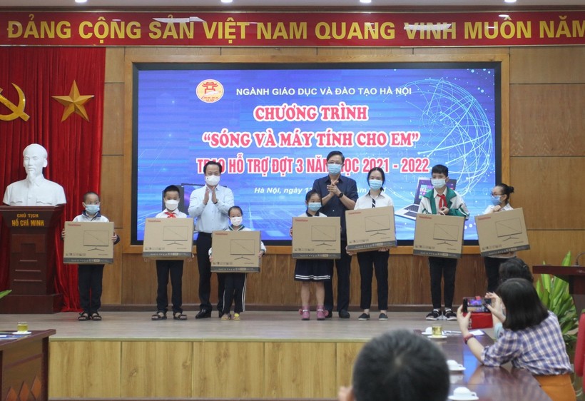 Lãnh đạo Sở GD&ĐT Hà Nội trao máy tính, thiết bị cho đại diện các em học sinh.