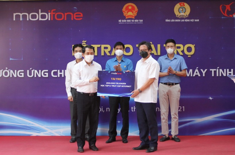 Công đoàn Giáo dục Việt Nam kết nối với Tổng công ty Mobifone trao 200.000 tài khoản học tập và truy cập internet cho học sinh có hoàn cảnh khó khăn