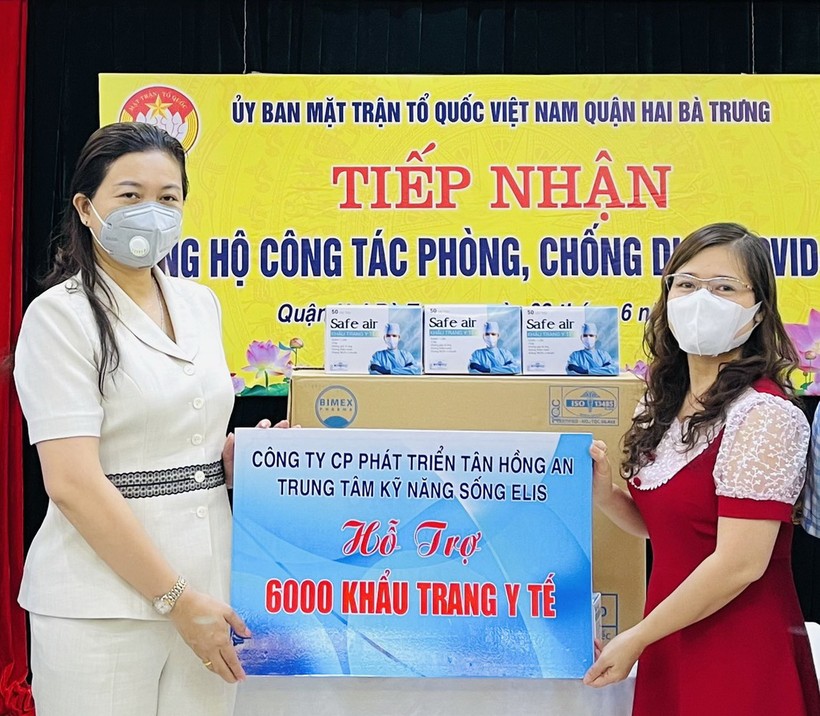 Bà Trần Lưu Hoa (bên trái) - Chủ tịch Ủy ban Mặt trận Tổ quốc Việt Nam quận Hai Bà Trưng được điều động, bổ nhiệm giữ chức Phó Giám đốc Sở Giáo dục và Đào tạo Hà Nội.