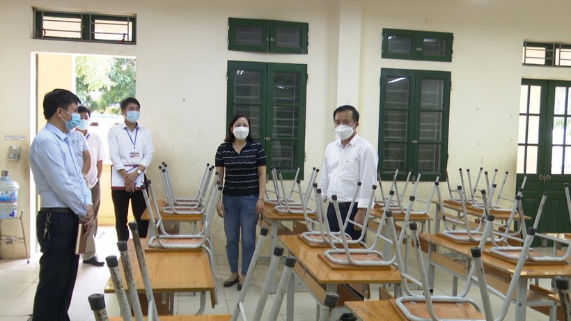 Lãnh đạo huyện Ba Vì kiểm tra điều kiện phòng dịch, đón học sinh trở lại tại Trường THCS Vật Lại.