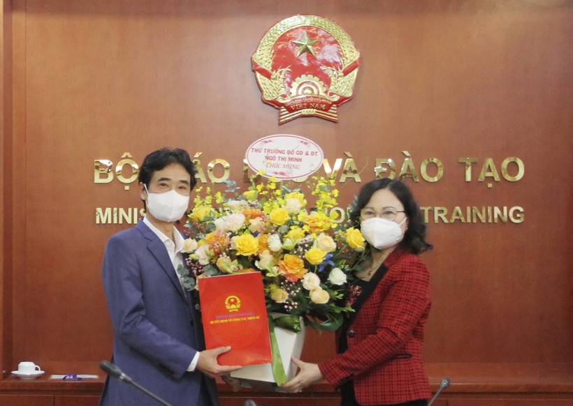 Thứ trưởng Ngô Thị Minh trao quyết định bổ nhiệm cho ông Phạm Hùng Anh