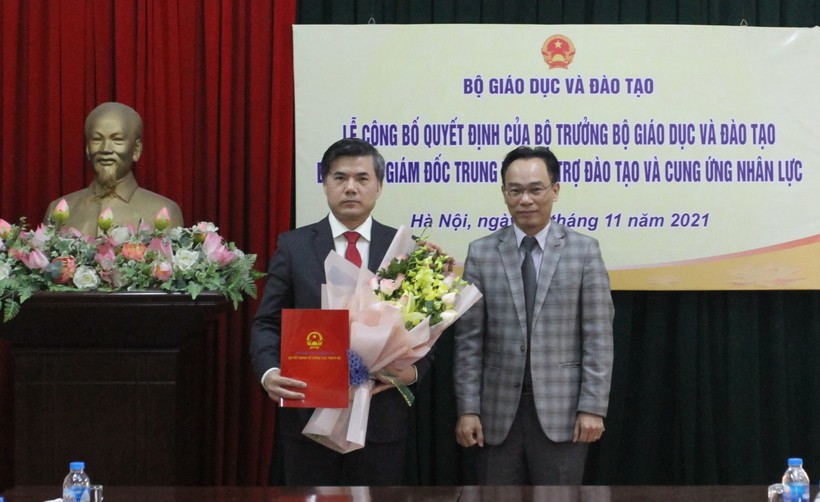 Thứ trưởng Hoàng Minh Sơn trao quyết định bổ nhiệm cho ông Bùi Văn Linh