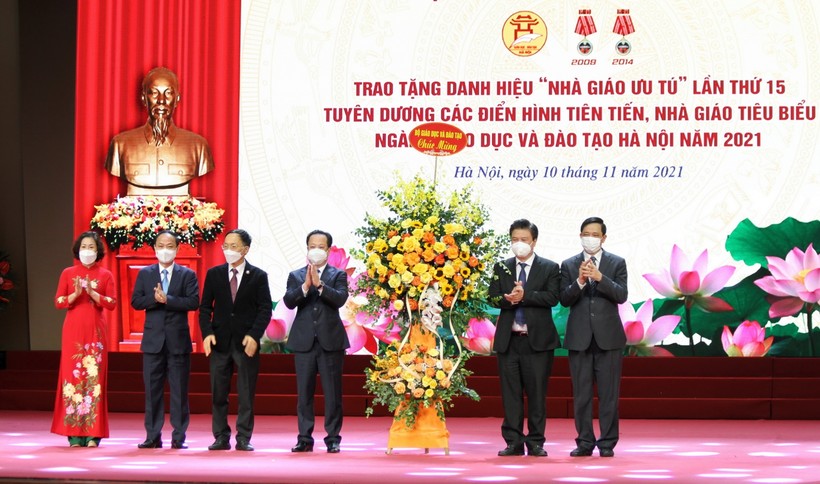 Thứ trưởng Bộ GD&ĐT Nguyễn Hữu Độ tặng hoa chúc mừng ngành GD-ĐT Hà Nội
