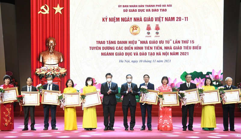 Sở GD&ĐT Hà Nội đã tổ chức lễ kỷ niệm Ngày Nhà giáo Việt Nam 20/11 theo hình thức trực tiếp kết hợp với trực tuyến trong ngày 10/11