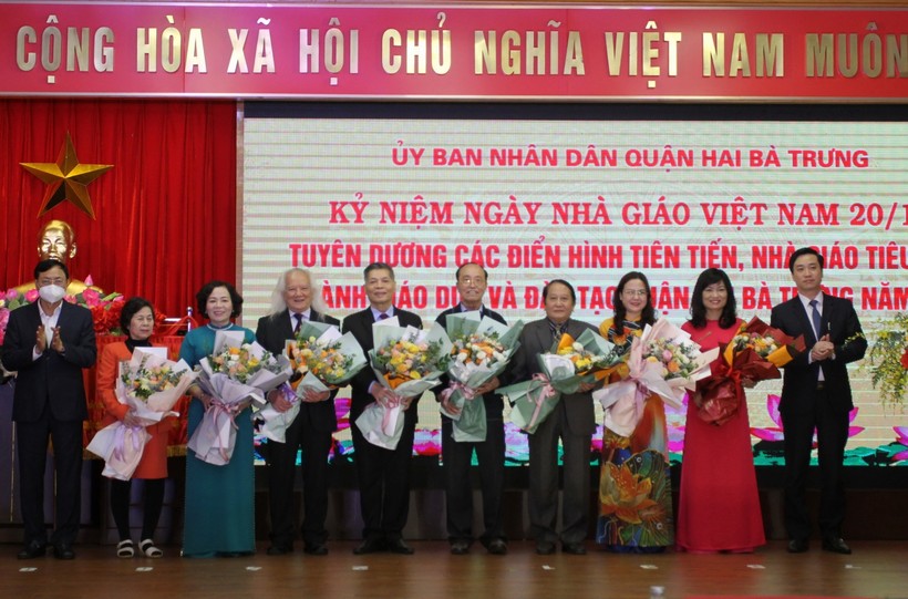 Bí thư quận ủy Hai Bà Trưng Nguyễn Văn Nam và Phó Vụ trưởng Vụ Giáo dục Trung học Đỗ Đức Quế tặng hoa chúc mừng các nhà giáo