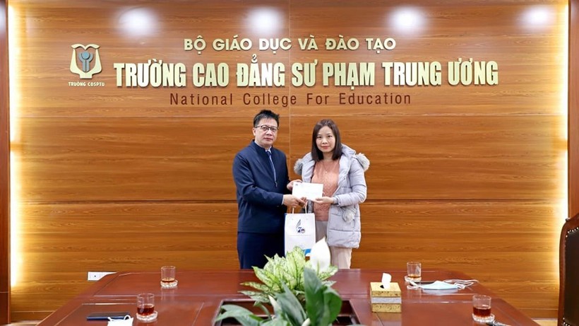 Chủ tịch Công đoàn Giáo dục Việt Nam Nguyễn Ngọc Ân tặng quà cho các nhà giáo hoàn cảnh khó khăn.