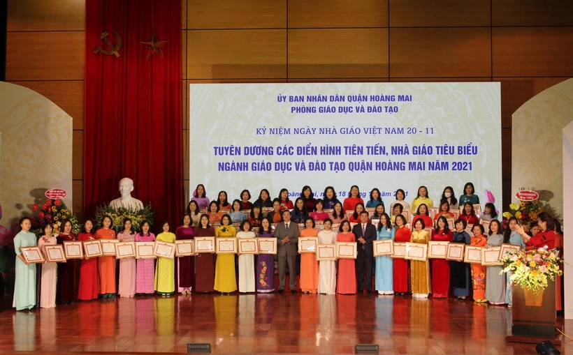 Lãnh đạo Sở GD&ĐT Hà Nội, lãnh đạo quận Hoàng Mai trao bằng khen cho các nhà giáo tiêu biểu