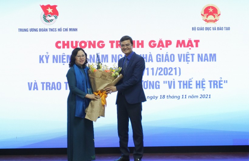 Bí thư Trung ương Đoàn Bùi Quang Huy tặng hoa chúc mừng Thứ trưởng Bộ GD&ĐT Ngô Thị Minh nhân ngày Nhà giáo Việt Nam