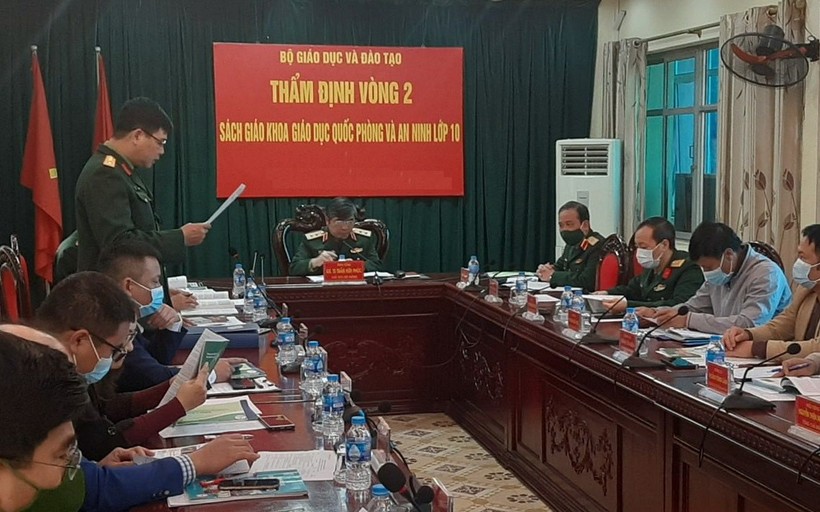 Hội đồng Quốc gia thẩm định sách giáo khoa Giáo dục quốc phòng và An ninh lớp 10 làm việc tại Hà Nội.