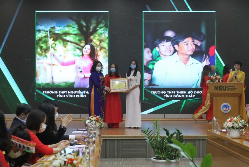 Thứ trưởng Ngô Thị Minh trao giải Nhất cho tác giả đoạt giải
