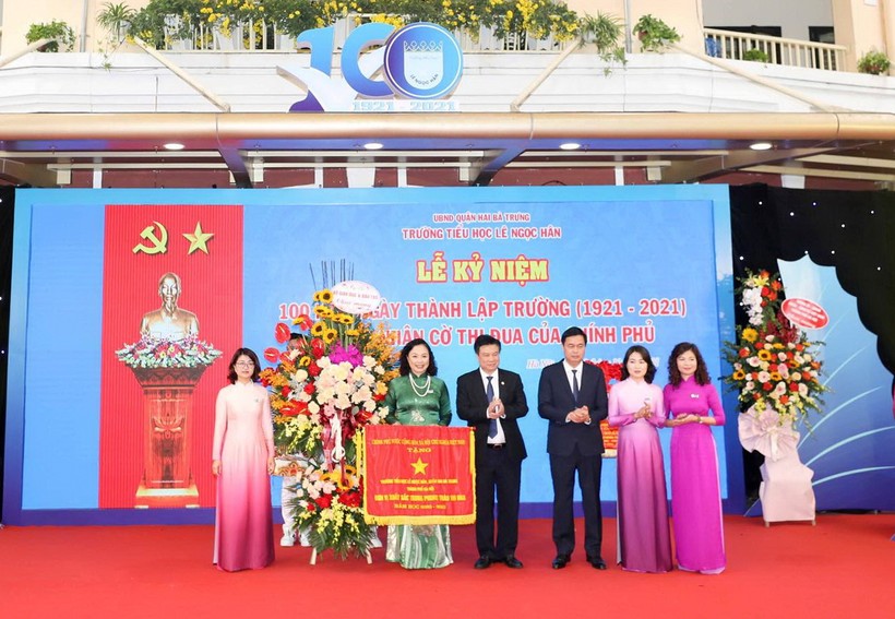 Thứ trưởng Nguyễn Hữu Độ trao cờ thi đua Chính phủ tặng Trường Tiểu học Lê Ngọc Hân.
