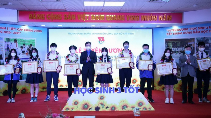 Bí thư thường trực Trung ương, Đoàn Bùi Quang Huy trao tặng danh hiệu "Học sinh 3 tốt" năm học 2020-2021.