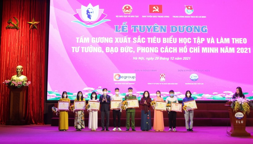 Thứ trưởng Ngô Thị Minh và Bí thư Trung ương Đoàn Nguyễn Minh Triết trao giải cho các thí sinh đạt giải