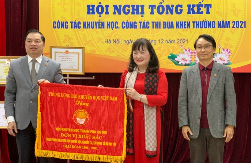 Hội Khuyến học Hà Nội nhận cờ thi đua của Trung ương Hội Khuyến học Việt Nam.