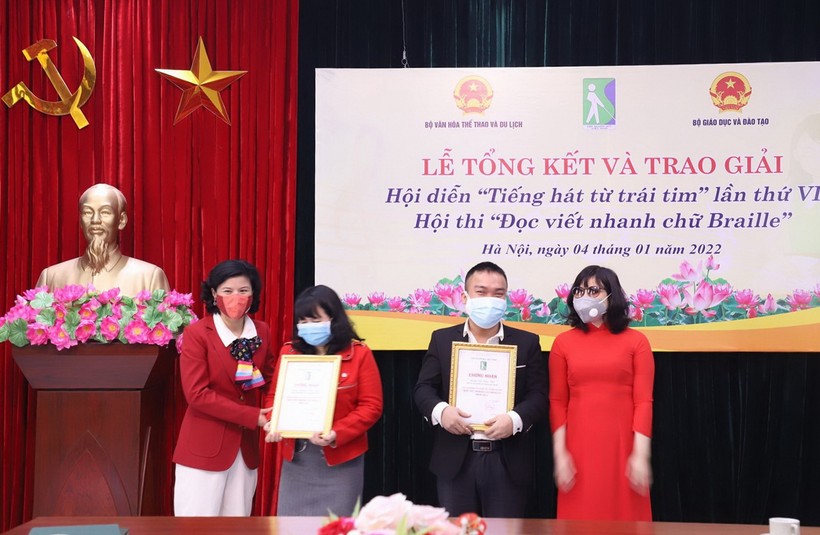 Đại diện Bộ GD&ĐT và Hội Người mù Việt Nam trao giải cho các thí sinh đạt giải Hội thi đọc và viết nhanh chữ Braille 