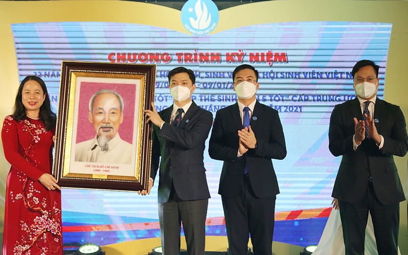 Phó Chủ tịch nước Võ Thị Ánh Xuân trao tặng Trung ương Hội Sinh viên Việt Nam bức ảnh Chủ tịch Hồ Chí Minh