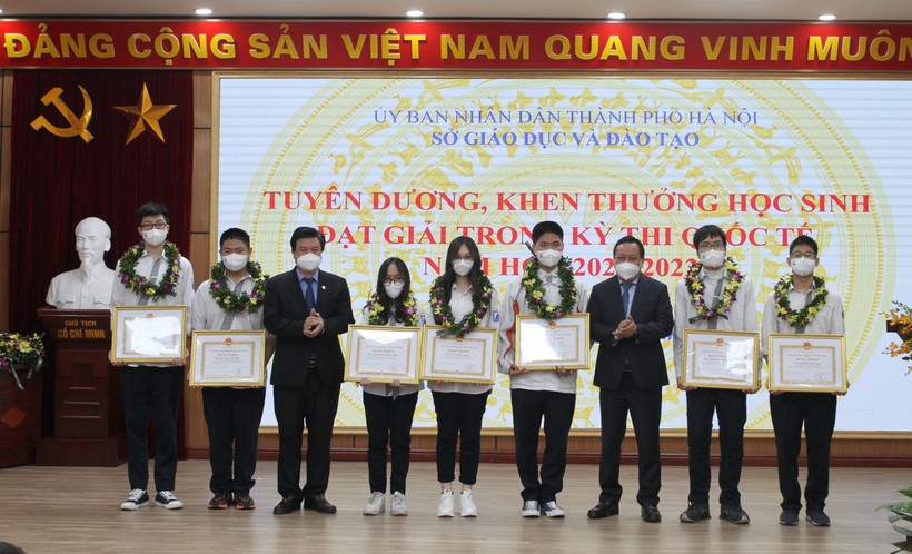 Thứ trưởng Bộ GD&ĐT Nguyễn Hữu Độ và Phó Bí thư Thành ủy Hà Nội Nguyễn Văn Phong trao Bằng khen của UBND thành phố cho các học sinh.