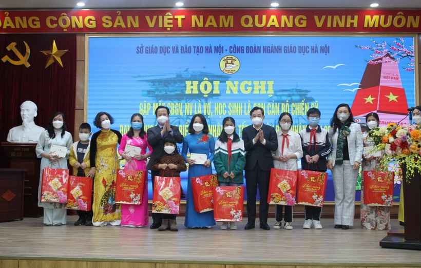 Giám đốc Sở GD&ĐT Hà Nội Trần Thế Cương và Phó Chủ tịch Liên đoàn Lao động TP Hà Nội Nguyễn Chính Hữu tặng quà cho các giáo viên, học sinh 