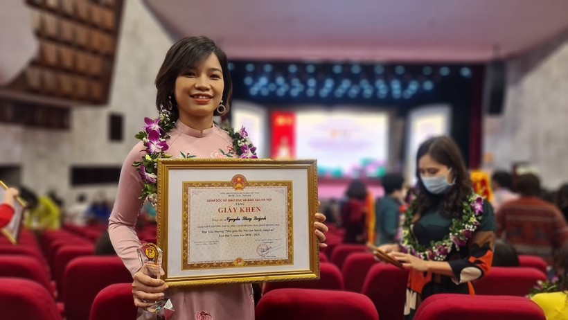 Cô Quỳnh nhận giải thưởng Nhà giáo Hà Nội tâm huyết sáng tạo năm 2021