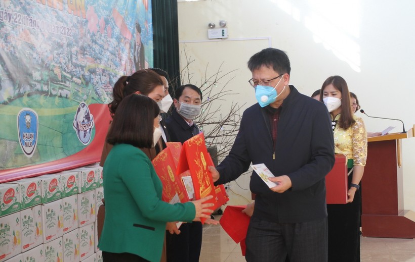 Ông Nguyễn Ngọc Ân tặng quà các trường học khó khăn trên địa bàn huyện Phù Yên.