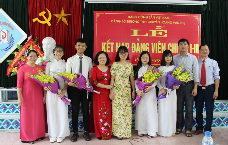 Nhiều học sinh ưu tú của Trường THPT chuyên Hoàng Văn Thụ vinh dự đứng trong hàng ngũ của Đảng.