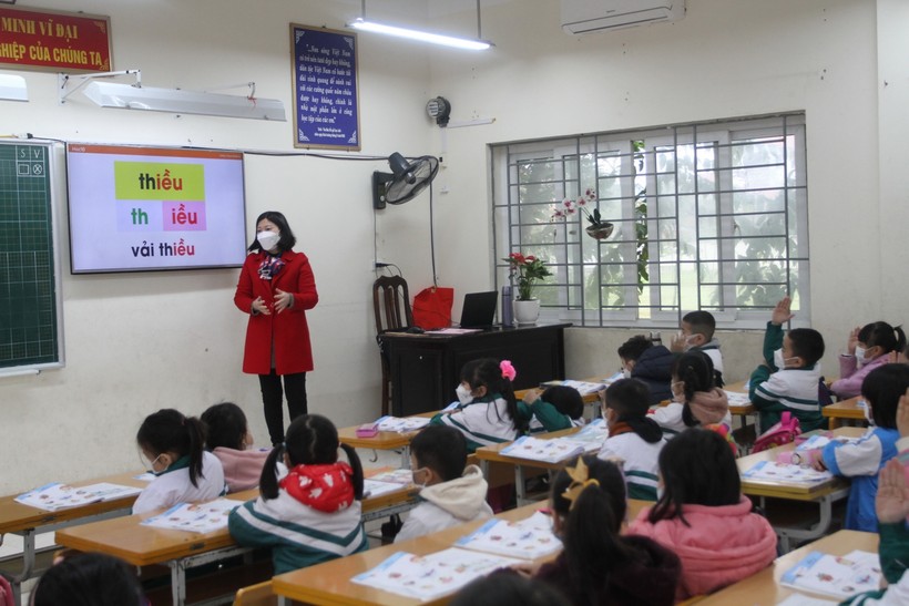 Học sinh lớp 1 Trường Tiểu học Sài Sơn A (huyện Quốc Oai) trong ngày đầu đến trường học trực tiếp