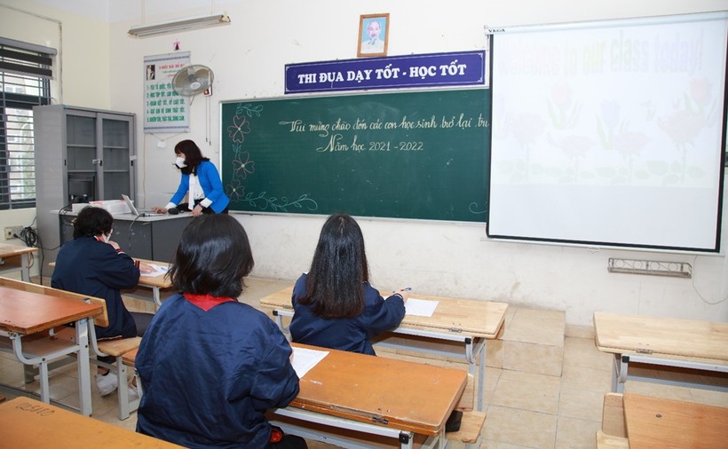 Giáo viên dạy trực tiếp kết hợp trực tuyến tại trường