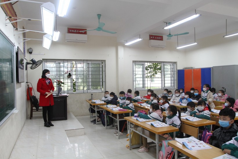 Học sinh tiểu học và lớp 6 các huyện ngoại thành Hà Nội đã đi học trở lại