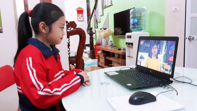 Học sinh từ lớp 1 đến lớp 6 tại Hà Nội tiếp tục học trực tuyến.