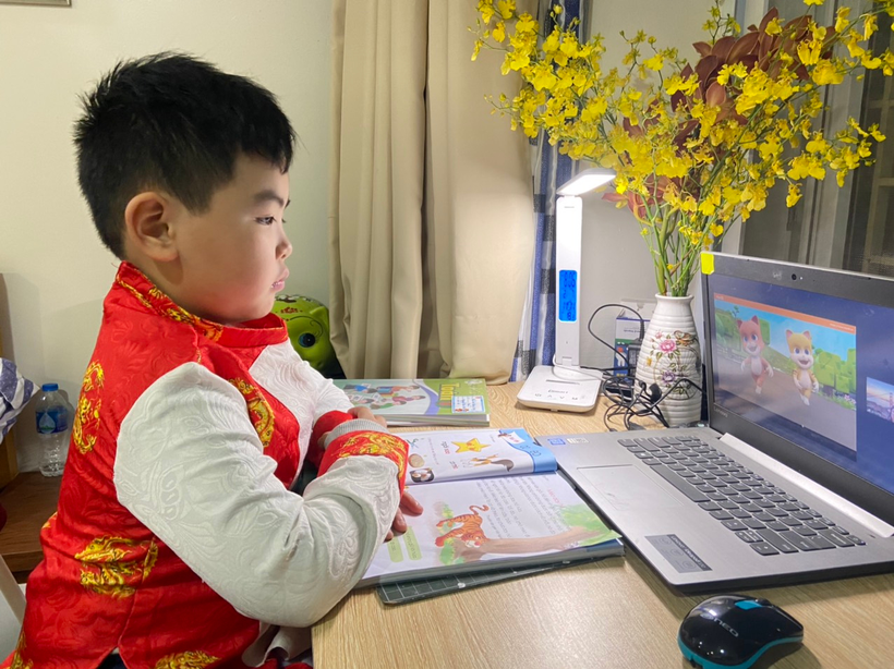 Học sinh nhiều trường học tại Hà Nội chuyển sang học trực tuyến để phòng chống Covid-19