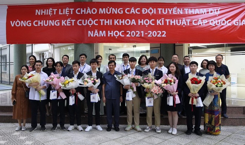 Lãnh đạo Sở GD&ĐT Hà Nội tặng hoa chúc mừng các học sinh.