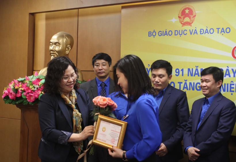 Thứ trưởng Ngô Thị Minh trao kỷ niệm chương “Vì sự nghiệp giáo dục” cho 10 đồng chí lãnh đạo Trung ương Đoàn.