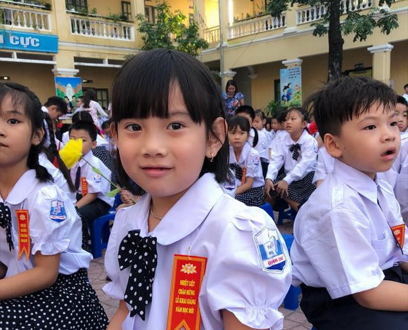 Học sinh Trường Tiểu học Định Công (quận Hoàng Mai, Hà Nội) hạnh phúc đến trường 