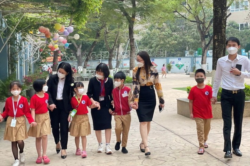 Các em học sinh lớp 1 trường Tiểu học Đặng Trần Côn (quận Thanh Xuân) được các cô giáo hướng dẫn tham quan trường lớp