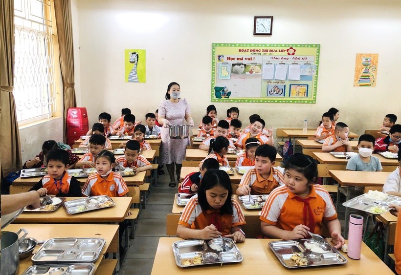 Học sinh Trường Tiểu học Trần Phú (quận Hoàng Mai) ăn trưc tại trường ngày 6/4