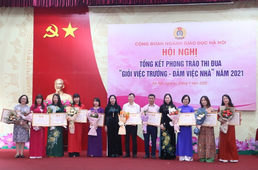Bà Nguyễn Thị Bích Hợp và bà Đặng Thị Phương Hoa trao giấy khen cho các tập thể có thành tích xuất sắc trong phong trào thi đua “Giỏi việc trường - Đảm việc nhà” năm 2021