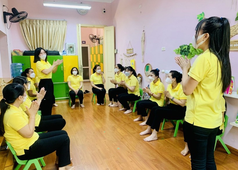 Trường mầm non Đinh Tiên Hoàng (quận Hoàn Kiếm) tập huấn, sẵn sàng đón trẻ quay trở lại trường học.