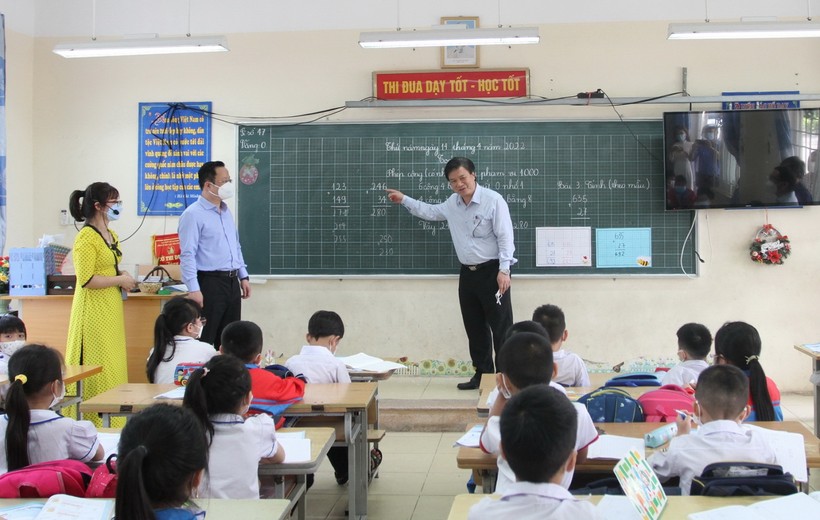 Thứ trưởng Nguyễn Hữu Độ trò chuyện với học sinh Trường Tiểu học Tiền Phong A (huyện Mê Linh).