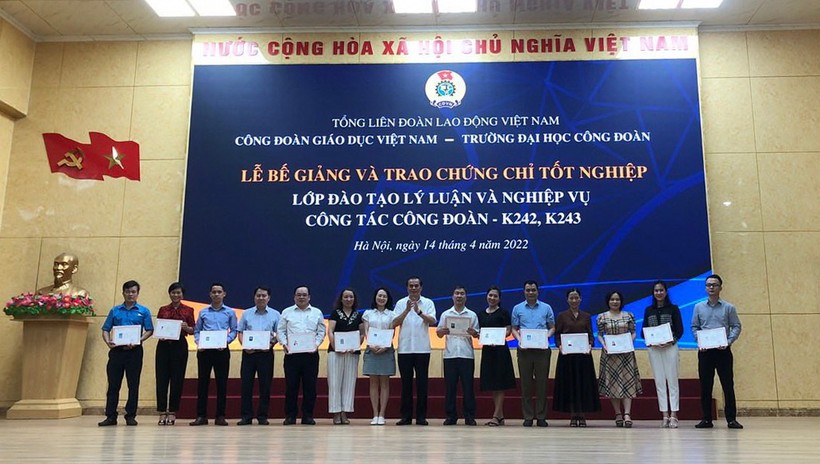 Lãnh đạo Tổng Liên đoàn Lao động Việt Nam trao chứng nhận tốt nghiệp cho các học viên.