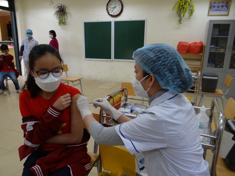 Học sinh tiêm vắc xin phòng Covid-19 tại Trường THCS Lê Ngọc Hân (quận Hai Bà Trưng)